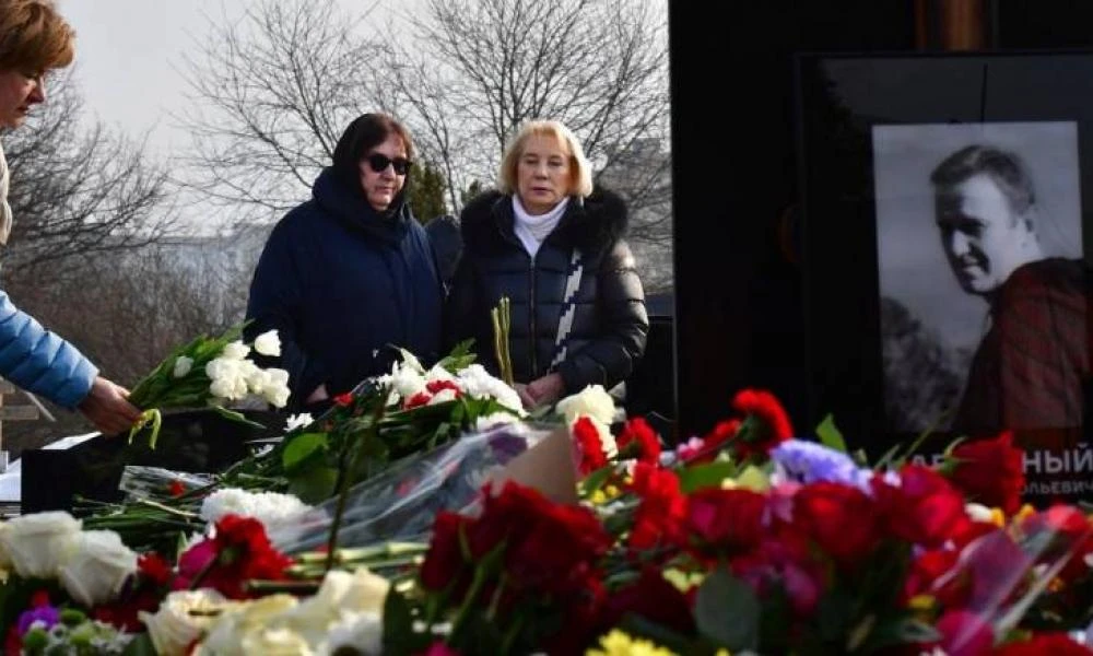 Ρώσοι πολίτες συρρέουν στον τάφο του Ναβάλνι για να «ρίξουν την ψήφο τους»